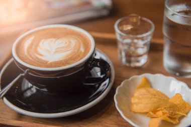 Fincan kahve ve yiyecek ve içecek kahve dükkanında ahşap tablo sabah saat ayarlama  