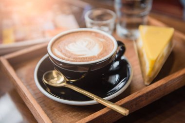 Fincan kahve ve yiyecek ve içecek kahve dükkanında ahşap tablo sabah saat ayarlama  