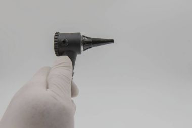 Beyaz arka plan üzerinde el doktor enstrüman. tıbbi donatımı 