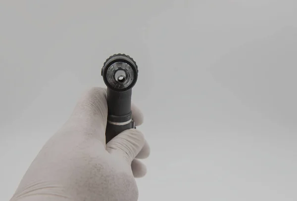 Otoscope v rukou lékaře na bílém pozadí. lékařské vybavení — Stock fotografie