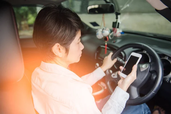 Las mujeres usan el teléfono mientras conducen. Peligros causan accidentes — Foto de Stock