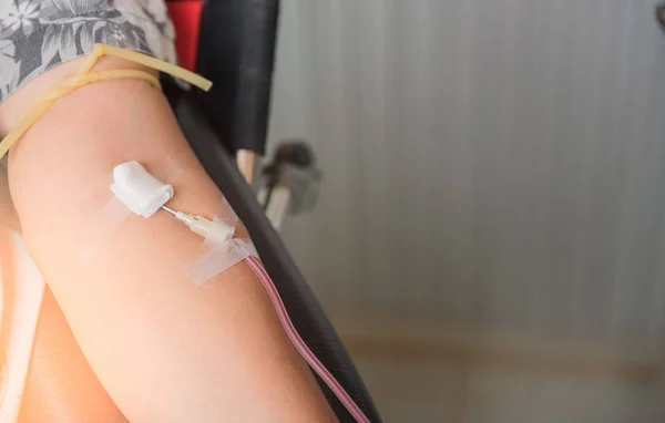 医療の病院で看護婦で献血 — ストック写真