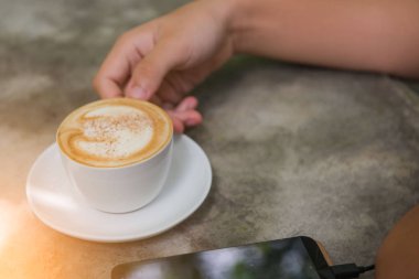 Fincan kahve ve telefon sabah kahve dükkanında tablo  