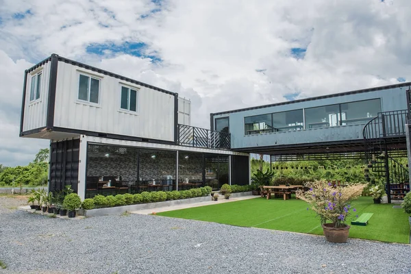 Nakliye konteyner ve mavi gökyüzü arka plan yapılmış Modern metal yapı 