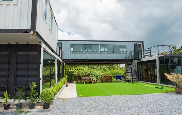 Nakliye konteyner ve mavi gökyüzü arka plan yapılmış Modern metal yapı 