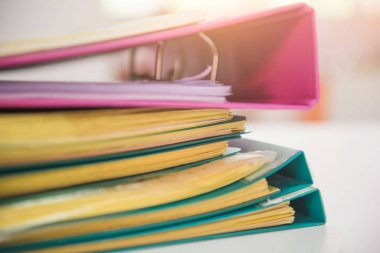Kağıt yığını çalışma masası ofis, iş kağıt üzerinde belgeleri dosyaları 