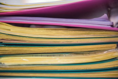Kağıt yığını çalışma masası ofis, iş kağıt üzerinde belgeleri dosyaları 