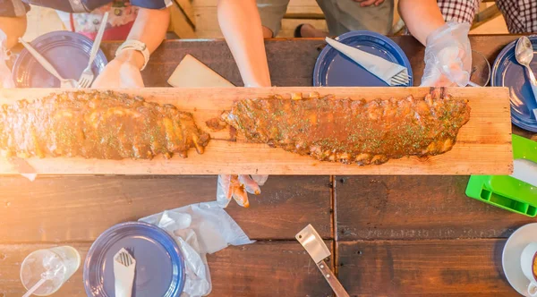 Costelas de porco grelhadas com molho de churrasco na madeira no restaurante — Fotografia de Stock