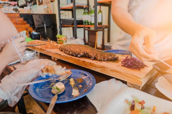 Gegrilde varkensribbetjes met BBQ-saus op het hout in restaurant — Stockfoto