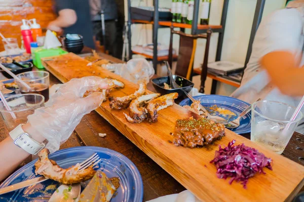 Gegrilde varkensribbetjes met BBQ-saus op het hout in restaurant — Stockfoto