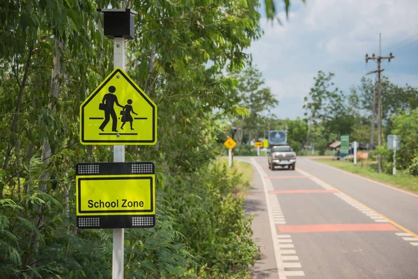 Sarı işareti kırsal bölge sembolü okul 