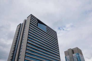 Yüksek doğmak bina ve gökyüzü arka plan modern desen 