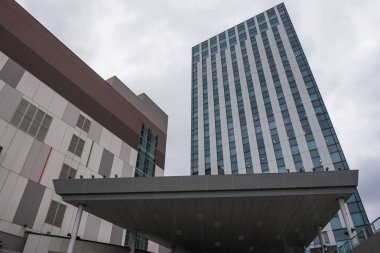 Yüksek doğmak bina ve gökyüzü arka plan modern desen 