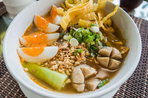 Zbliżenie tajski makaron z gotowane w misce. W restauracji — Zdjęcie stockowe