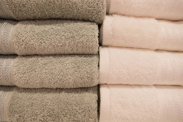 Zbliżenie kolorowe piękne ręczniki na tle — Zdjęcie stockowe