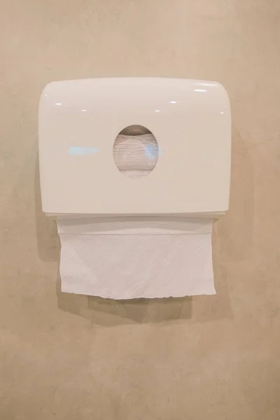 Caja de toallas de papel blanco en el baño — Foto de Stock