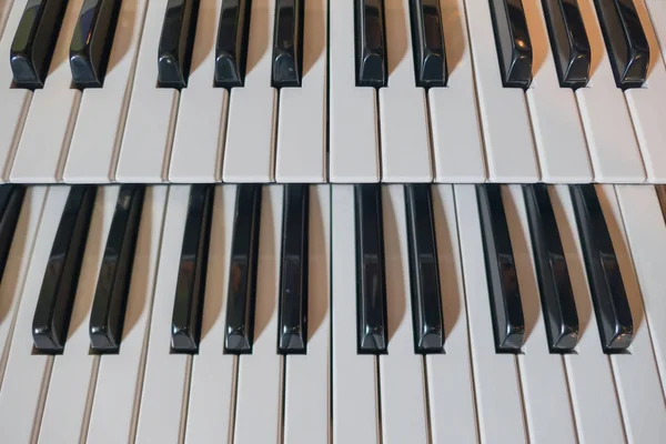 Zbliżenie czarno-biały fortepian klawiatury — Zdjęcie stockowe