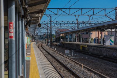  Demiryolu ve platform Tobu Nikko satırındaki .
