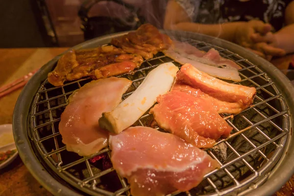 Carne a la parrilla sobre la estufa de carbón caliente — Foto de Stock