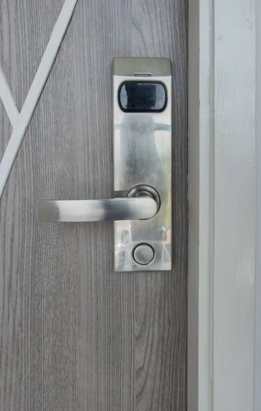 Крупним планом Електронний ключ дверний замок на дерев'яних сірих дверях — стокове фото