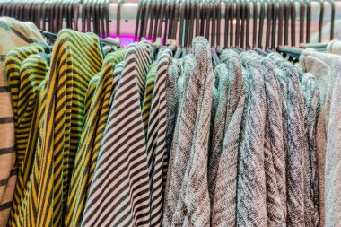 Satılık dükkan rafa birçok t-shirt