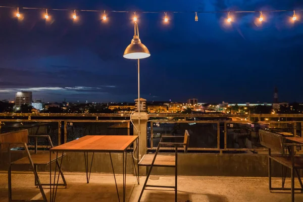 Mesa de madeira e cadeira ao ar livre à noite — Fotografia de Stock