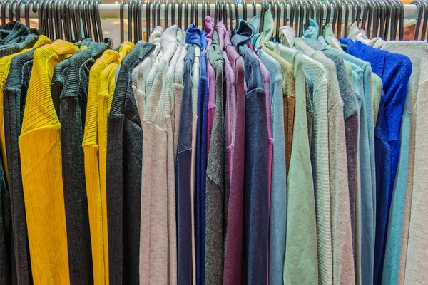 Muitas camisetas no rack na loja para venda — Fotografia de Stock