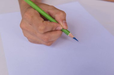 elinde beyaz kağıda kadın kalem 