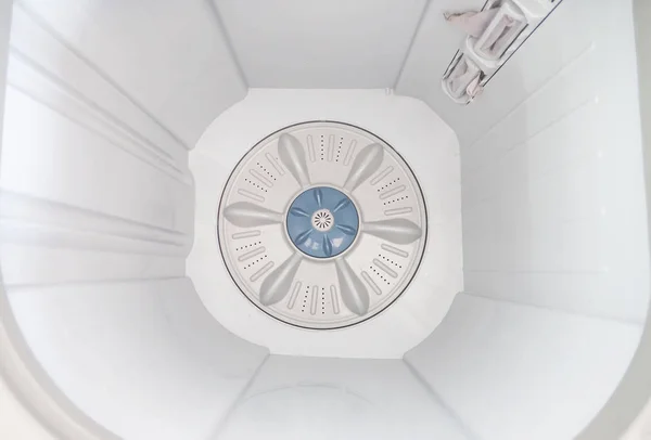 Visão superior dentro da máquina de lavar roupa — Fotografia de Stock