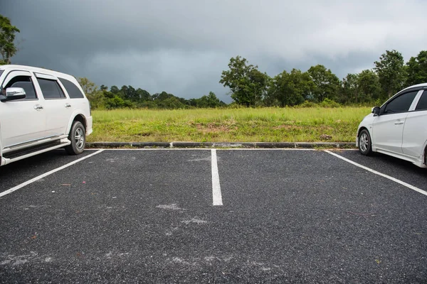 Espaço vazio para carros, estacionamento ao ar livre — Fotografia de Stock