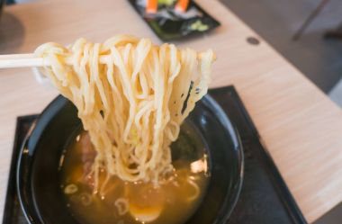 Japon Ramen noodle yemek çubukları ile 
