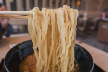 Japon Ramen noodle yemek çubukları ile 