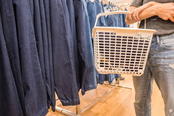 Cesta branca e mulher compras na loja — Fotografia de Stock