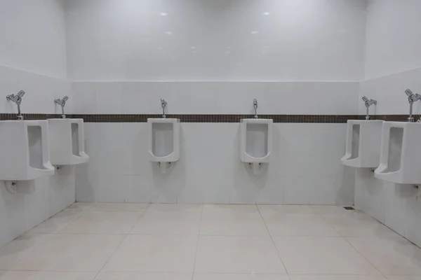 Interieur moderner Toilettenschüssel im Badezimmer — Stockfoto
