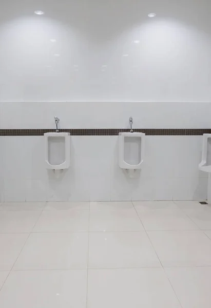 Wnętrze nowoczesne muszli klozetowej w łazience — Zdjęcie stockowe