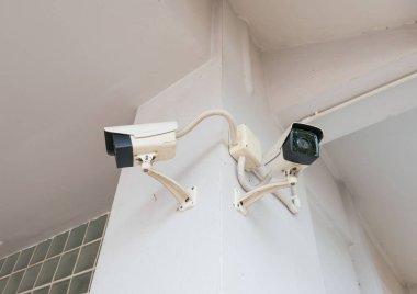 İki Cctv güvenlik kamera