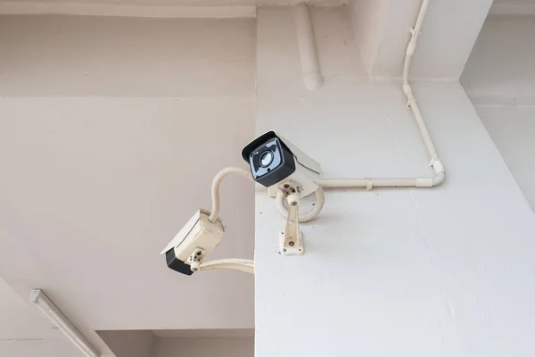 Две камеры видеонаблюдения — стоковое фото