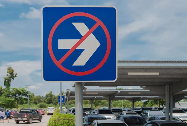 Niebieski znak nie skręcić w prawo na parkingu — Zdjęcie stockowe