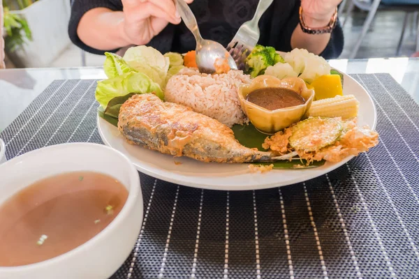 Ensemble de riz alimentaire Pâte de crevettes épicée et femme manger sur la table — Photo