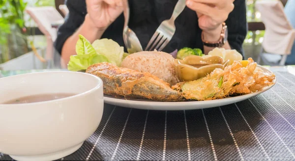 Set eten rijst pittige garnalen plakken en vrouw eten op tafel — Stockfoto