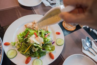 Taze salata ve beyaz tabak sebze karışımı 