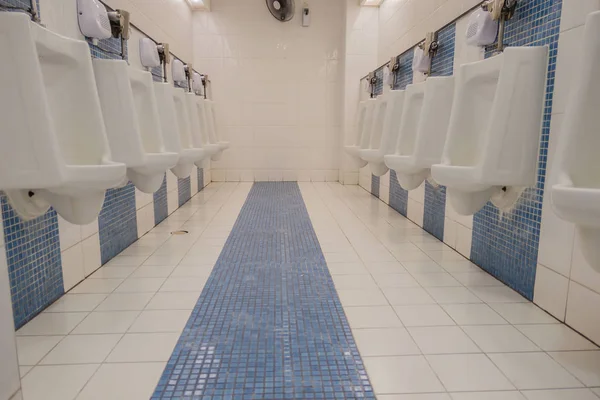 Інтер'єр сучасного унітазу у ванній кімнаті — стокове фото