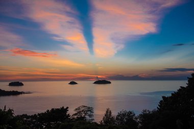 Güzel gün batımı ve deniz, mükemmel gökyüzü ve su gökyüzü