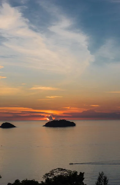 美丽的夕阳和天空的海、 完美的天空和水 — 图库照片