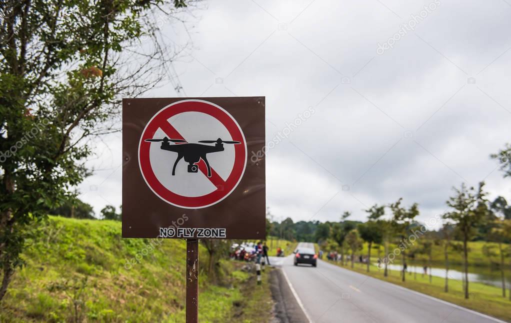 No drones sign, no fly zone in park .
