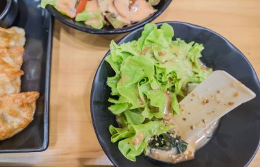 Taze salata ve siyah plaka sebze karışımı 