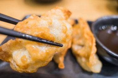 Taze sosu yemek çubukları ile. Ev yapımı Asya sos ile 