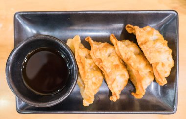 Siyah plaka üzerinde taze sosu. Ev yapımı Asya sos ile 