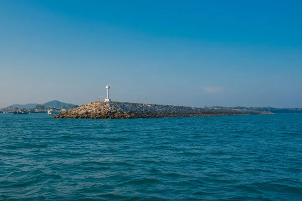 Denizin gün zaman ve mavi gökyüzü arka planda beyaz deniz feneri 