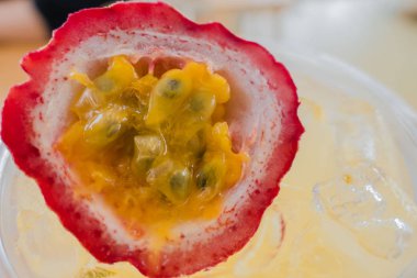 Closeup tutku meyve taze, soğuk suyu 